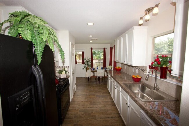 Building Photo - 7304 S Glenn St