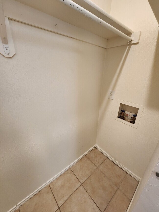 Building Photo - 2 story townhome, 2 bed 2.5 bath