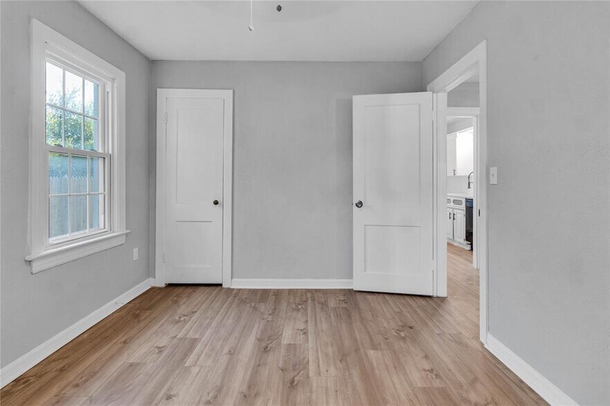 Building Photo - 503 W Martin St