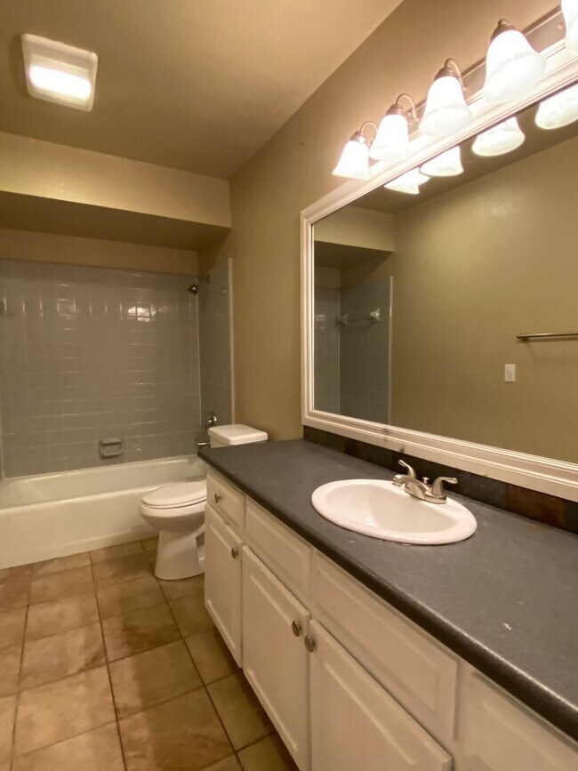Building Photo - 3 Bedroom in Jenks School district!!