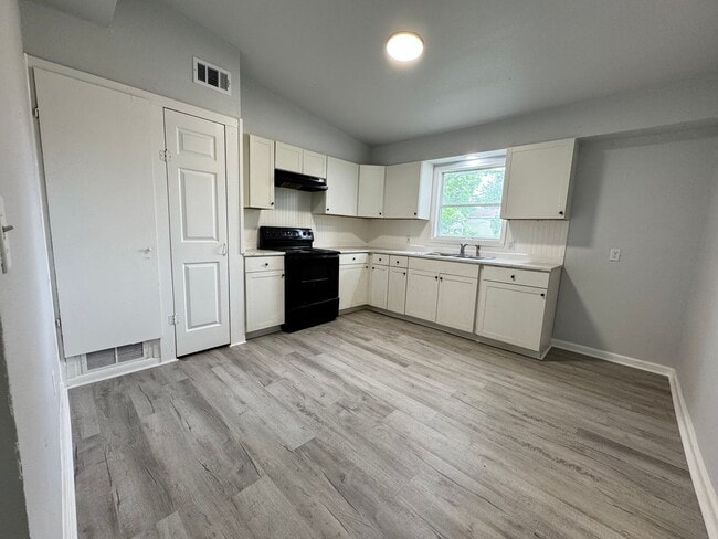 Building Photo - Spacious Open 3 Bedroom Home
