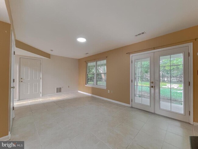 Building Photo - 21133 Woodmere Dr