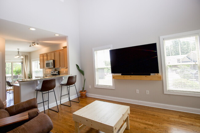 Building Photo - Charming End-Unit Townhome in Southern Pines