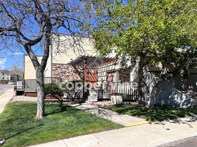 Building Photo - 499 Wright St