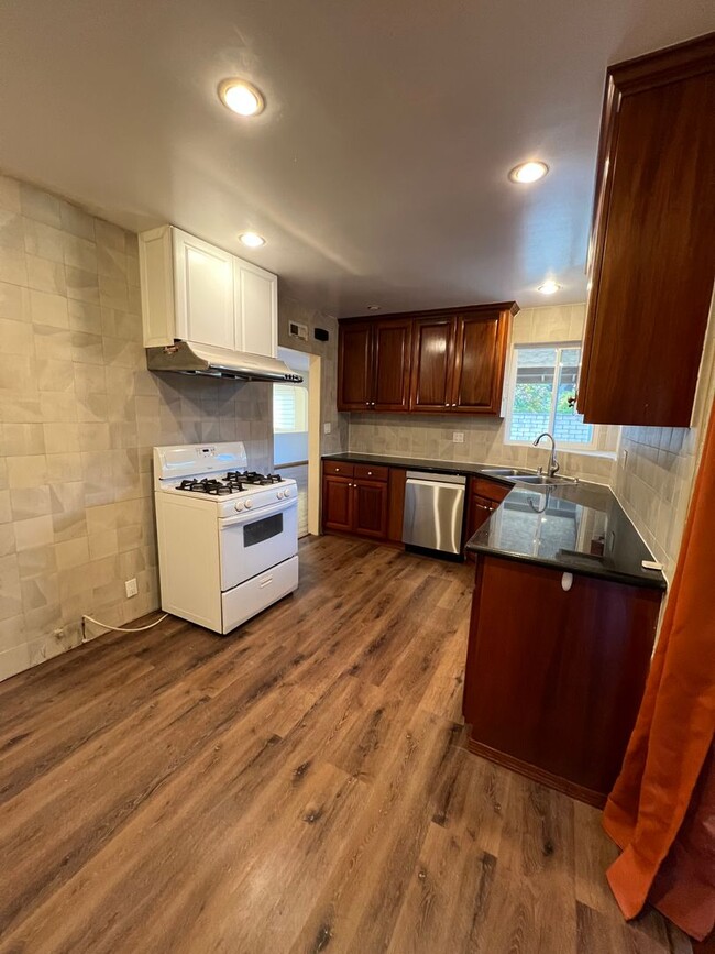 Building Photo - SILVER SPUR EXECUTED FAMILY HOME