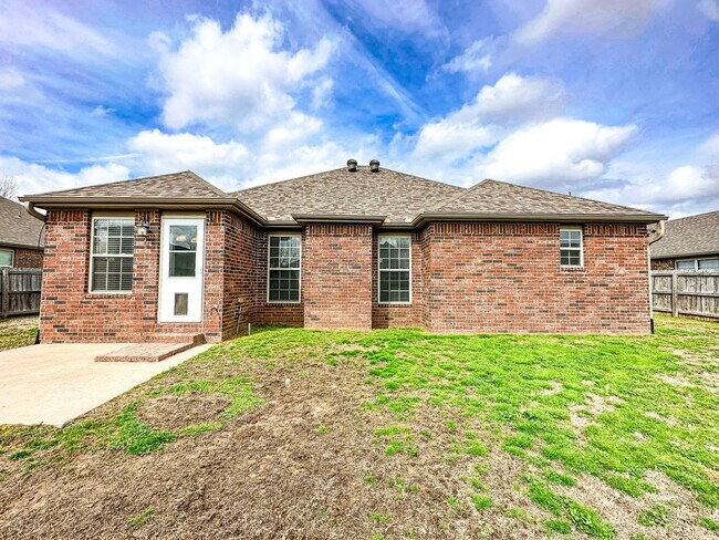 Building Photo - 3 Bed, 2 Bath Home in Fayetteville!
