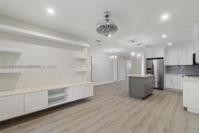 Building Photo - 330 W 74th Pl