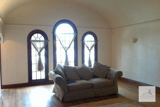 Building Photo - Beautiful 3 Bedroom home located in the Hi...