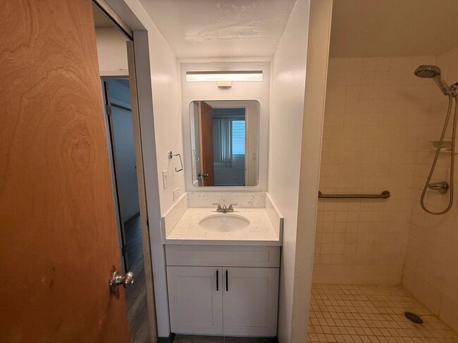 Building Photo - Fresh 2/1 Makiki Heights Condo with 1 Parking, Lanai, Pool, Open floor plan, & Walk-in closet
