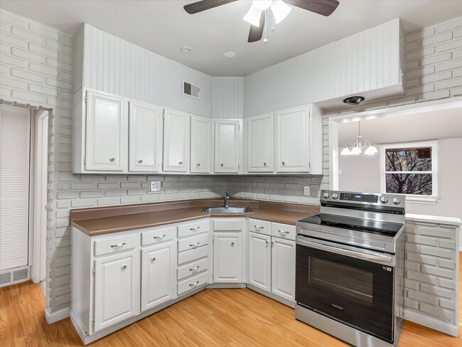 Building Photo - 9932 Jeffrey Dr