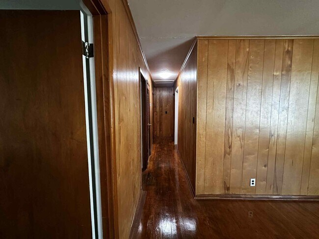 Building Photo - 421 Corvet St