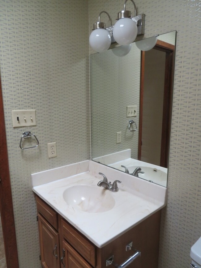 Building Photo - 2 Bedroom 2 Bath Townhouse Available for Rent