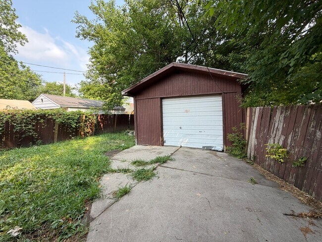 Building Photo - 15819 Eastwood St