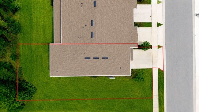 Building Photo - Like-New End-Unit 3 Bedroom Townhome