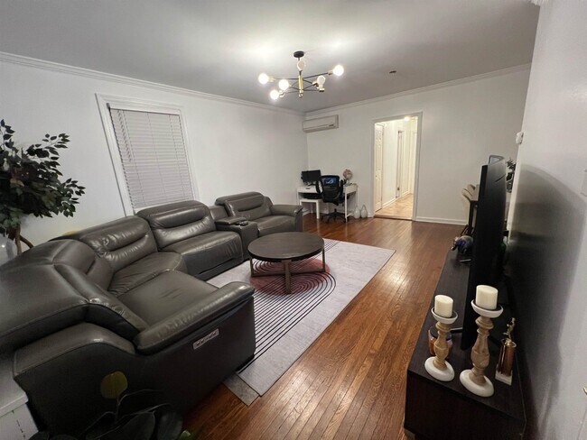 Building Photo - 11 Beverly Pl