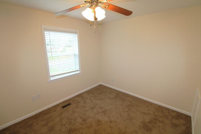 Building Photo - Renovated 2 bedroom Townhome in Belmont!