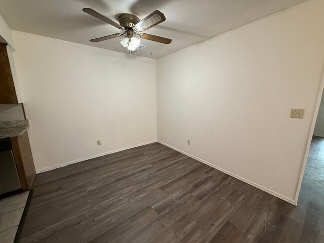 Building Photo - Three bedroom duplex with vinyl flooring. ...