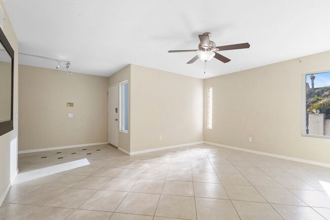 Building Photo - 3 Bedroom 2 Bathroom home available NOW