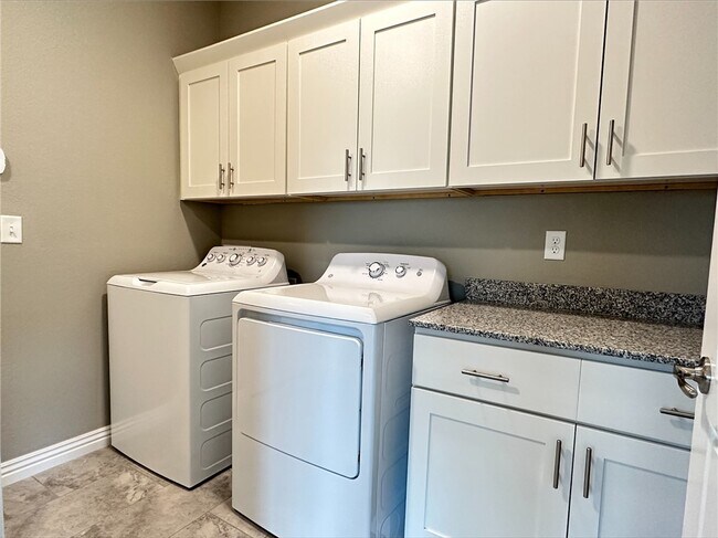 Building Photo - 2085 N Penelope Ln