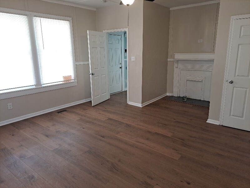 Building Photo - 1004 W 5th Ave