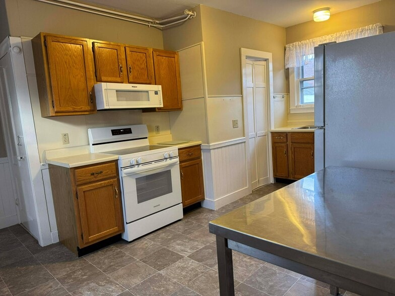 Building Photo - 115 Main St