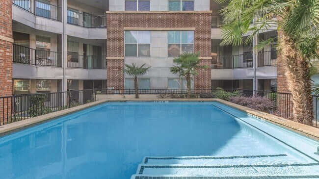 Building Photo - 1001 Ross Ave