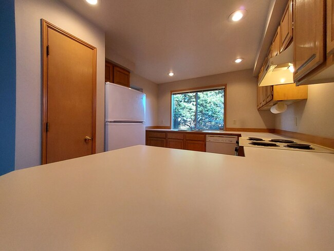 Building Photo - Federal Way Rambler featuring vaulted ceil...