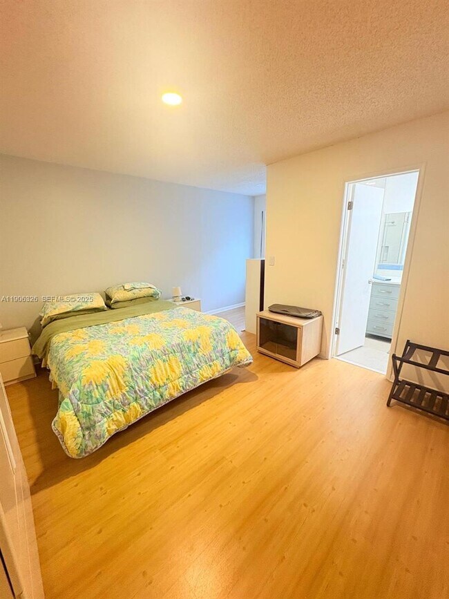 Building Photo - 927 NW 106th Ave Cir