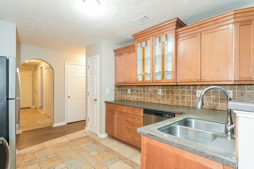 Building Photo - 875 Georgian Hills Dr