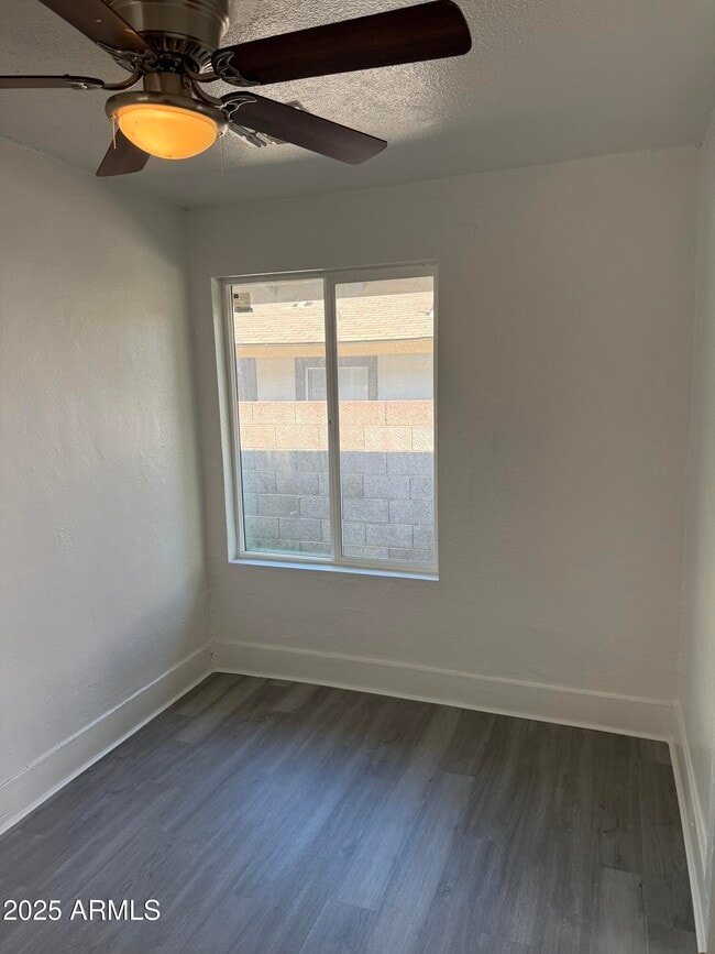 Building Photo - 2536 W Morten Ave