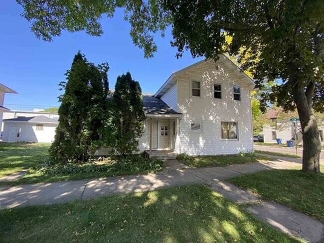 Primary Photo - 636 Kickbusch St