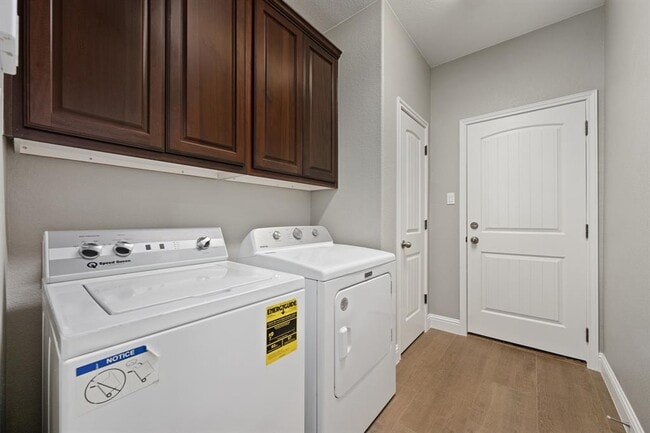 Building Photo - 8620 Alophia Dr