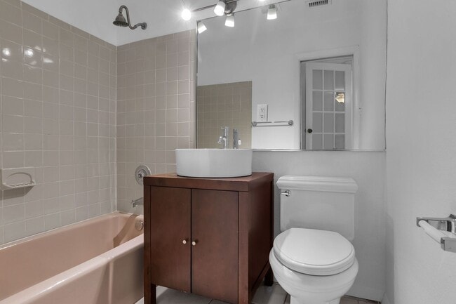 Building Photo - Beautiful home in quiet neighborhood