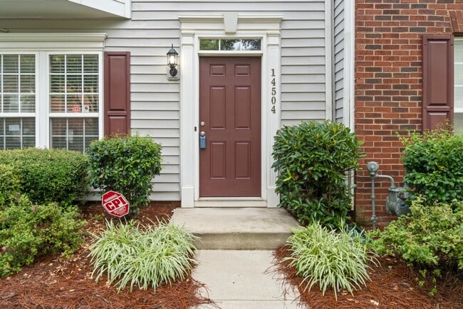 Building Photo - Newly remodeled townhome