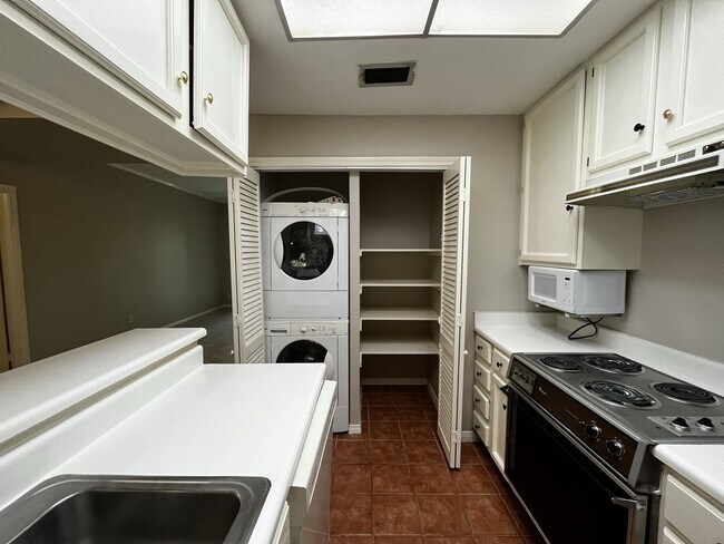Building Photo - Adorable 1 bedroom, 1 bath Town-Home!!