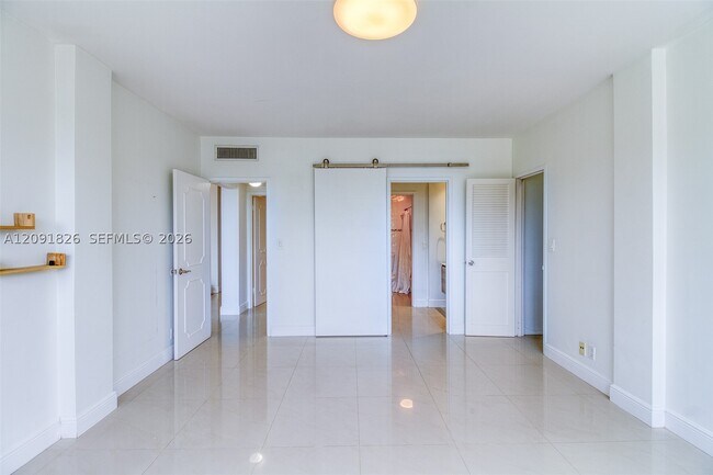 Building Photo - 9381 E Bay Harbor Dr