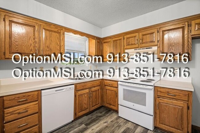 Building Photo - Spacious townhouse