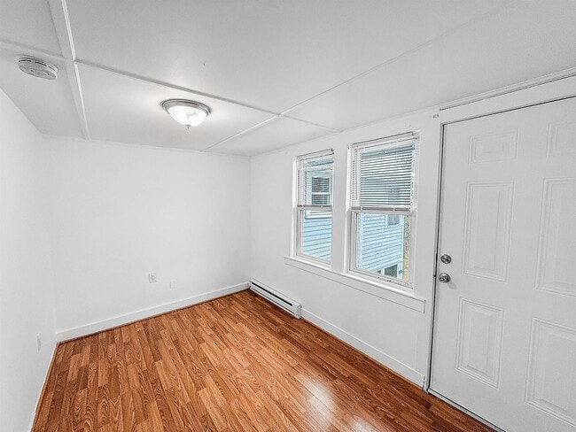 Building Photo - 230 King St