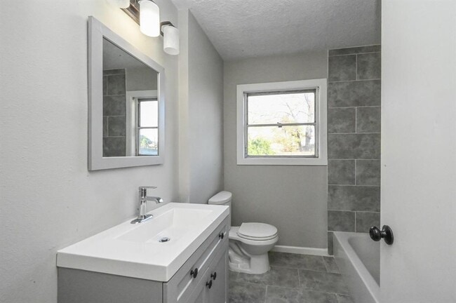 Building Photo - 1411 Laskey St