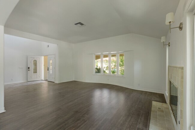 Building Photo - Elegant 5-Bedroom Estate with Pool in Prime Woodland Hills