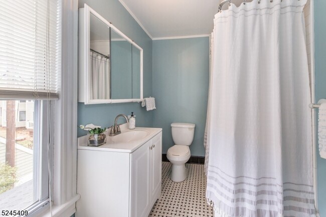 Building Photo - 121 Midland Ave