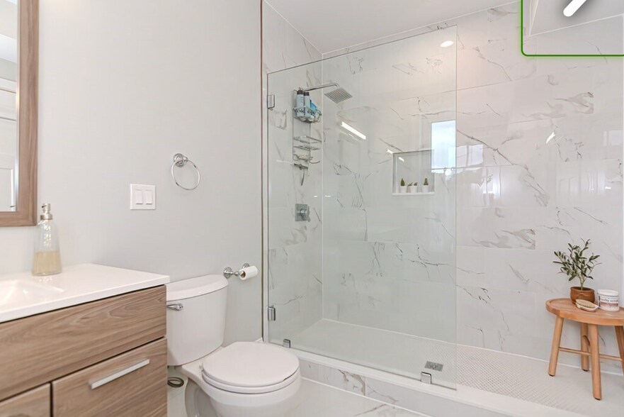 Building Photo - 52 River St