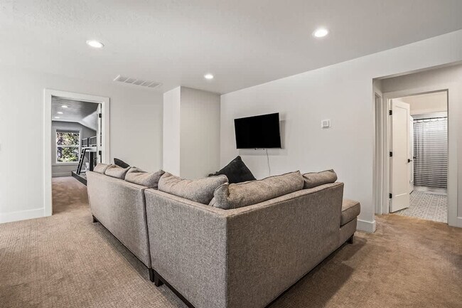 Building Photo - 1013 Yew Wood St