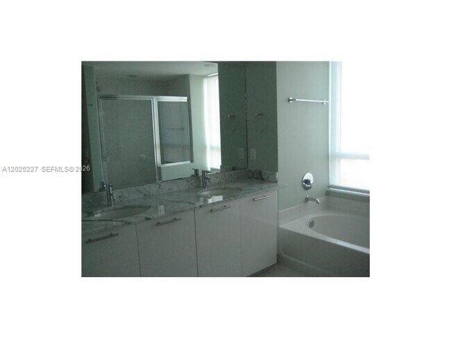 Building Photo - 951 Brickell Ave