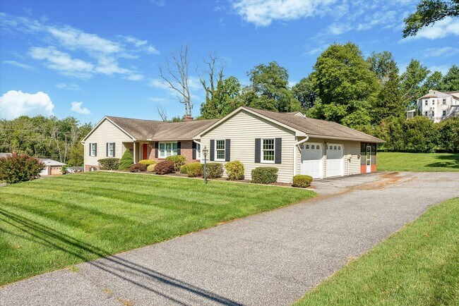 Building Photo - 3BD/2.5BA Rancher in Kennett Square Borough!