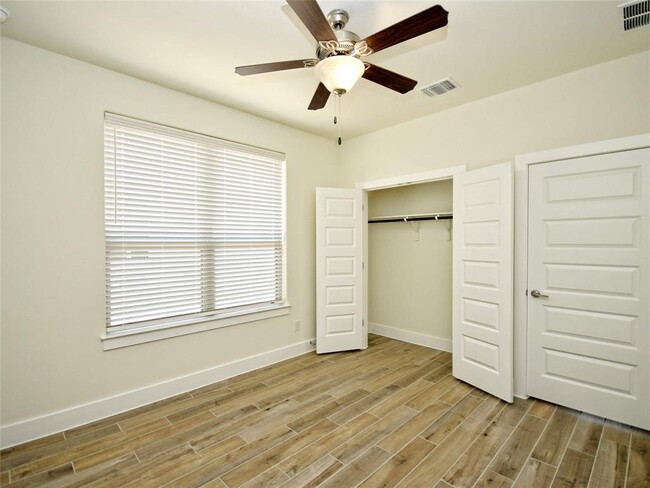 Building Photo - 408 Parkline Dr