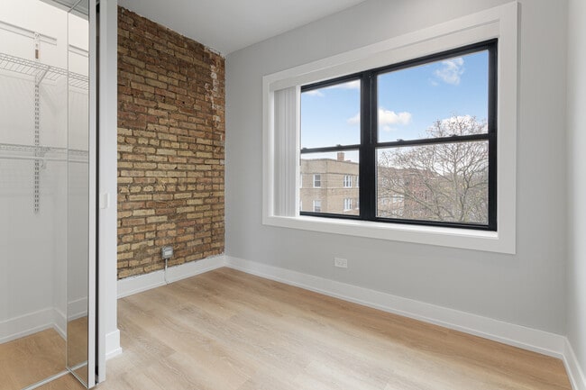 Building Photo - 1556 W Juneway Terrace