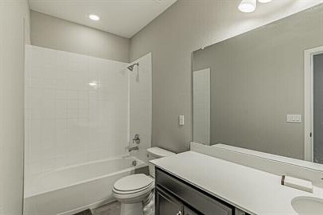 Building Photo - Modern 3 Bed/ 2.5 Bath Townhome in Sterling Ranch