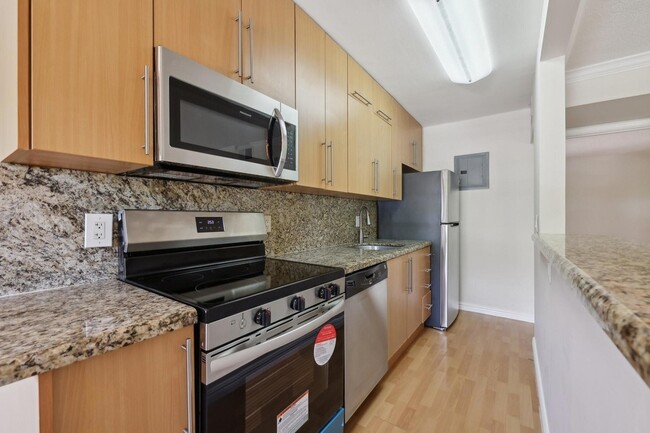 Building Photo - 1125 NE 16th Pl