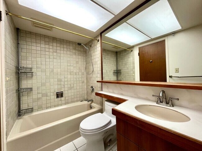 Building Photo - Punchbowl- Continental Plaza: Large 2BR, 2...